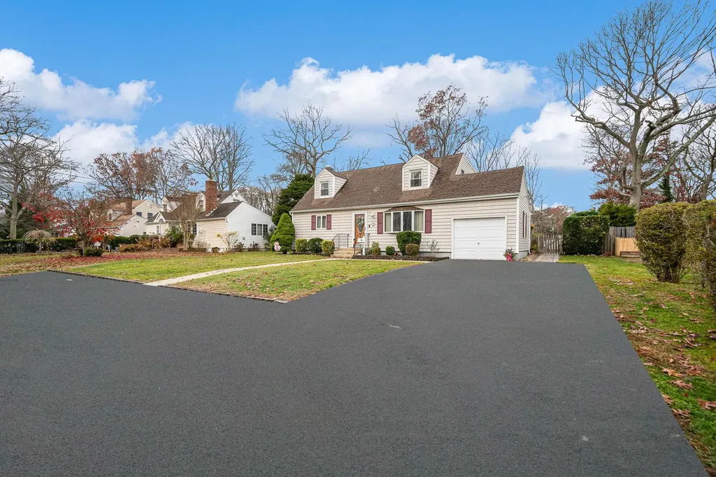 1090 Oakneck Road Bay Shore NY 11706