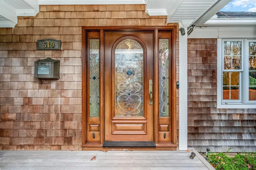 519 Richland Boulevard Brightwaters NY 11718