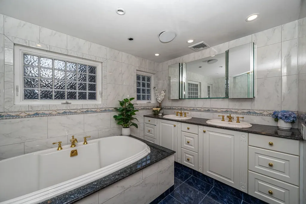 519 Richland Boulevard Brightwaters NY 11718
