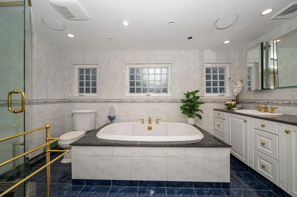 519 Richland Boulevard Brightwaters NY 11718