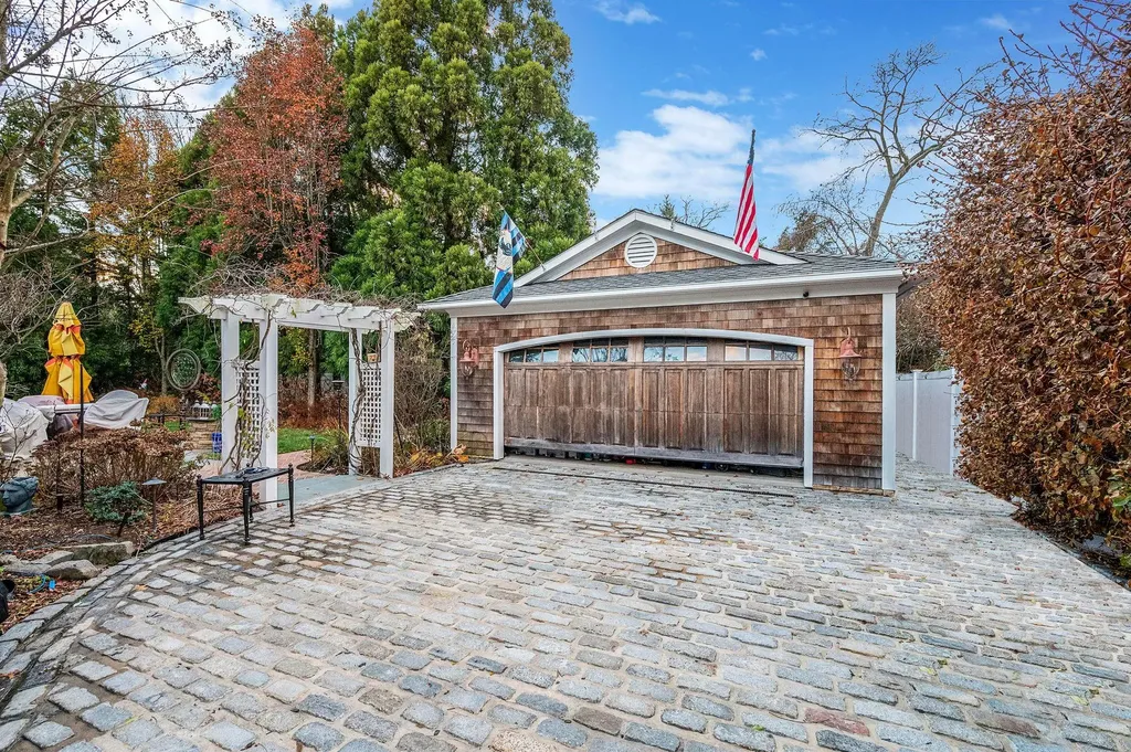 519 Richland Boulevard Brightwaters NY 11718