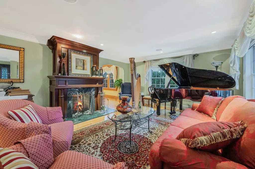 519 Richland Boulevard Brightwaters NY 11718