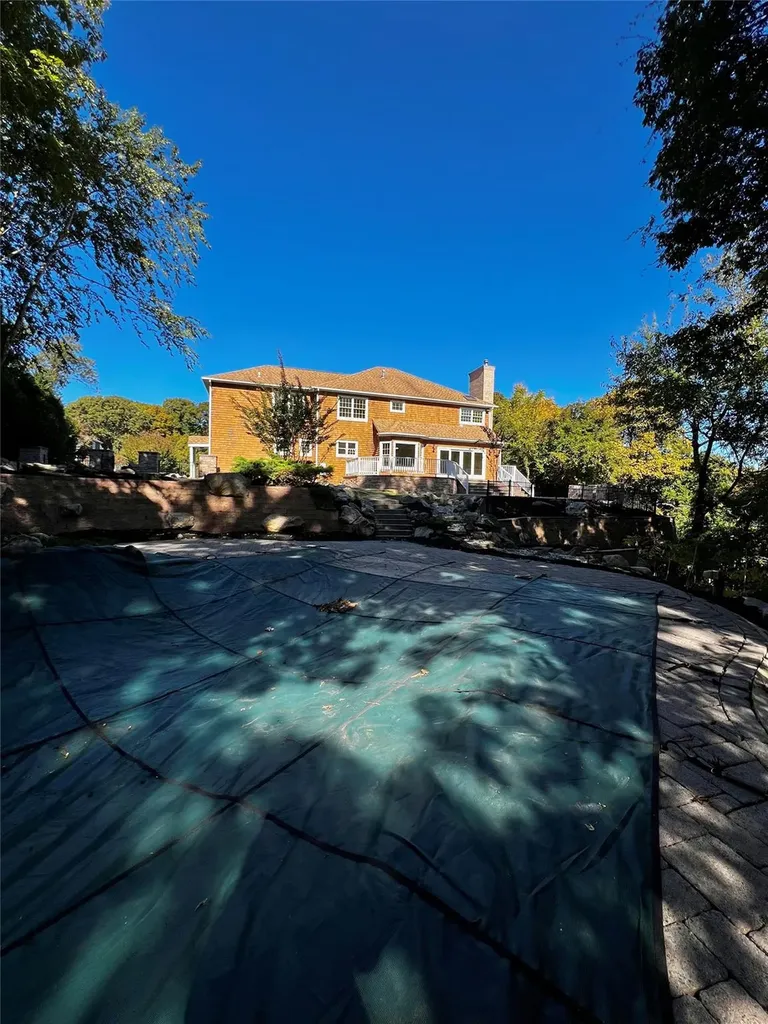 86 Shore Road Mount Sinai NY 11766