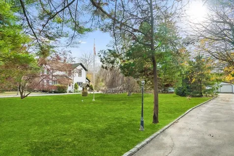 140 Beaver Dam Brookhaven NY 11719