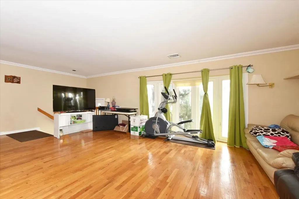 658 Golf Drive Valley Stream NY 11581