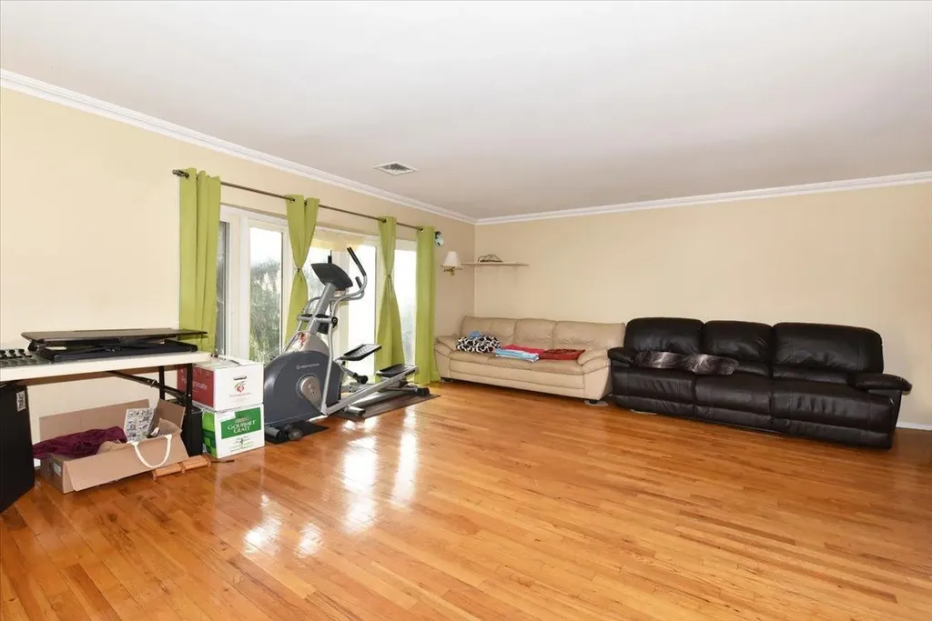 658 Golf Drive Valley Stream NY 11581