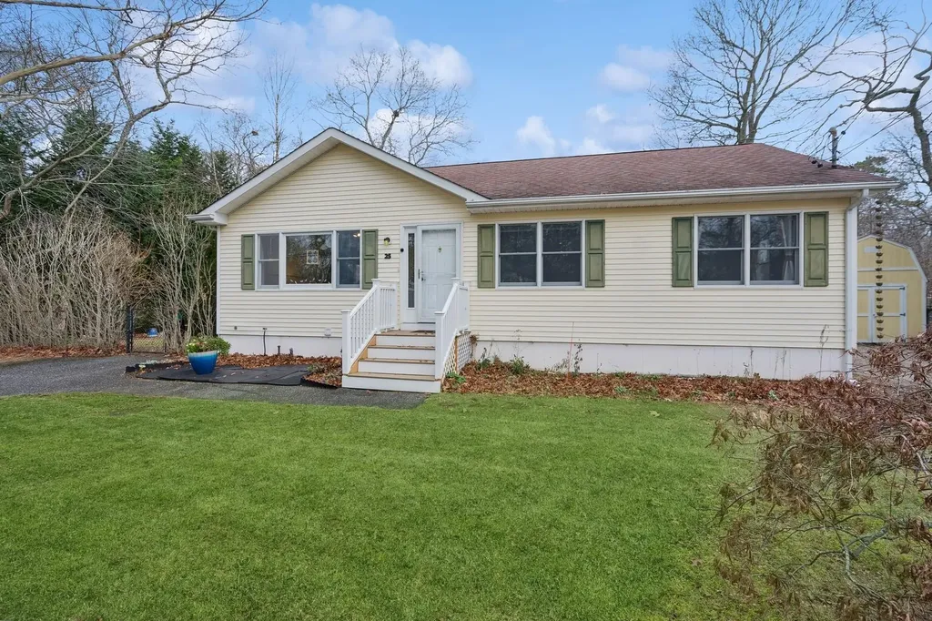 25 Seaside Avenue Hampton Bays NY 11946