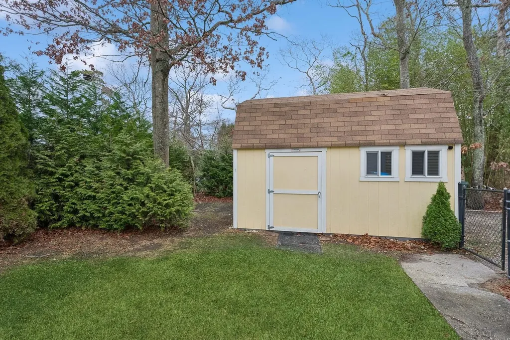25 Seaside Avenue Hampton Bays NY 11946