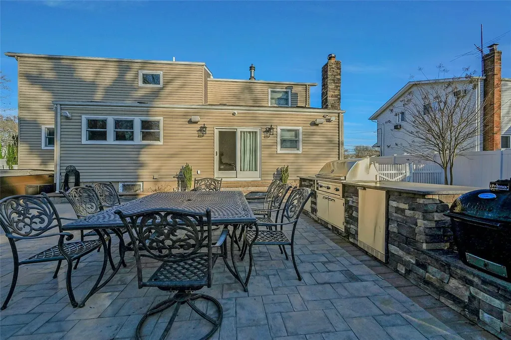 52 Arline Lane East Islip NY 11730