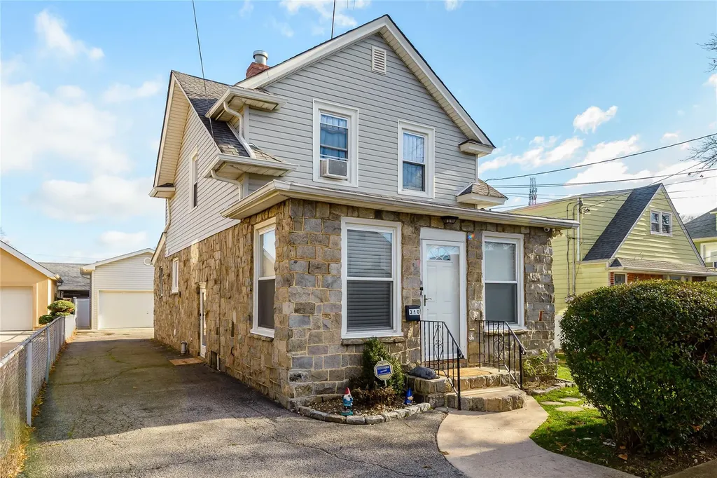 310 Schuster Avenue Mineola NY 11501