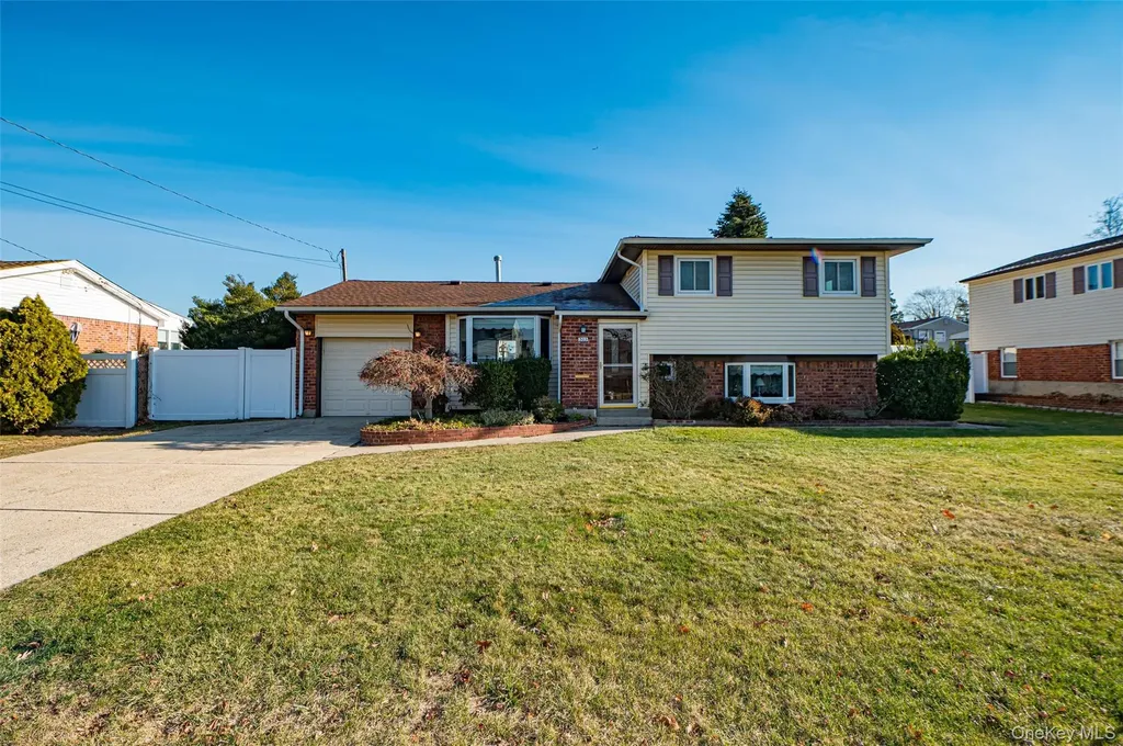 305 West 20th Street Deer Park NY 11729