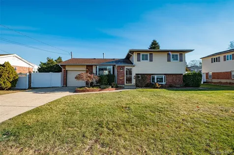 305 West 20th Street Deer Park NY 11729