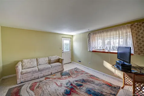 305 West 20th Street Deer Park NY 11729