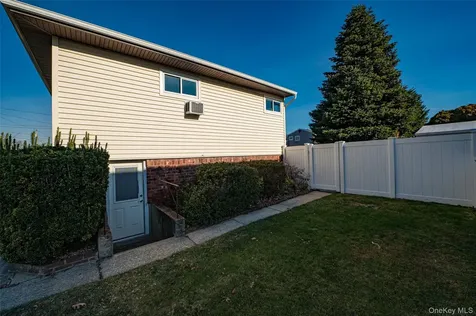 305 West 20th Street Deer Park NY 11729