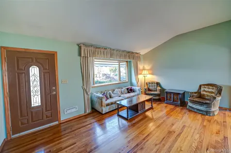 305 West 20th Street Deer Park NY 11729