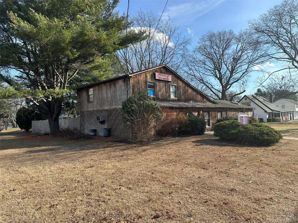 981 Old Town Coram NY 11727