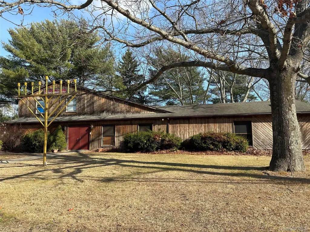 981 Old Town Coram NY 11727