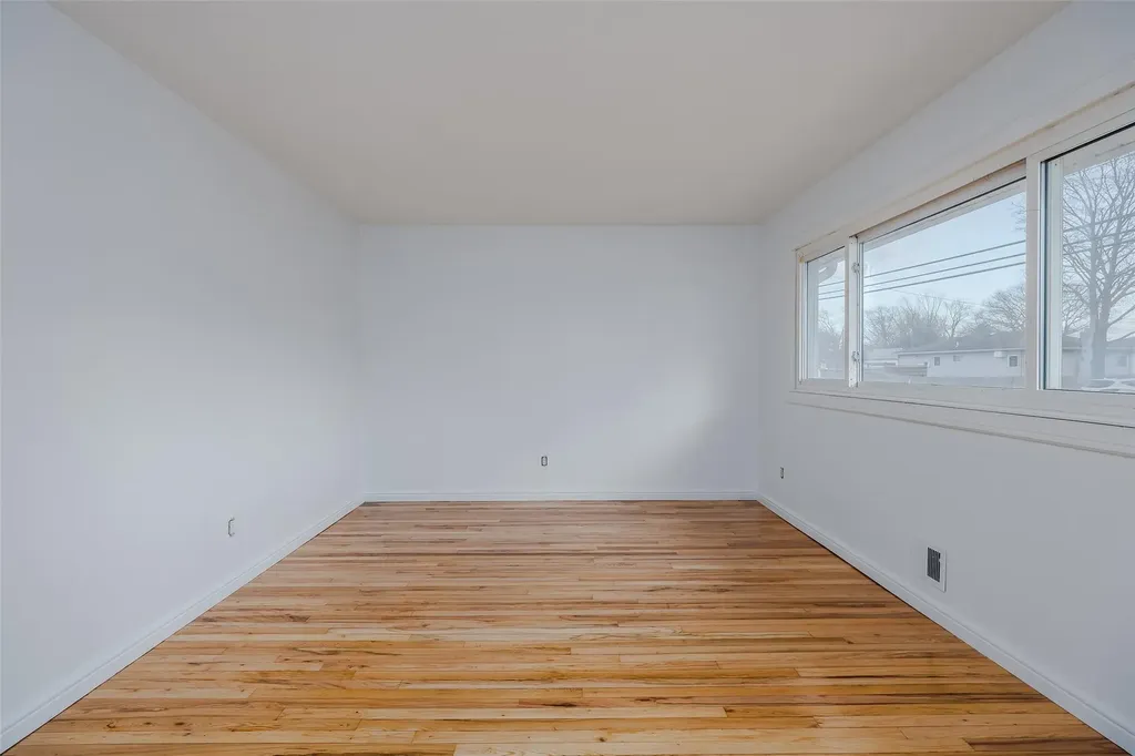 311 Neptune Avenue West Babylon NY 11704