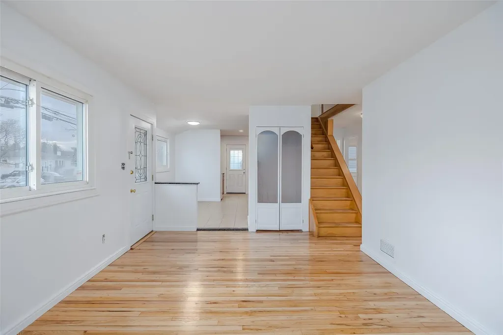 311 Neptune Avenue West Babylon NY 11704