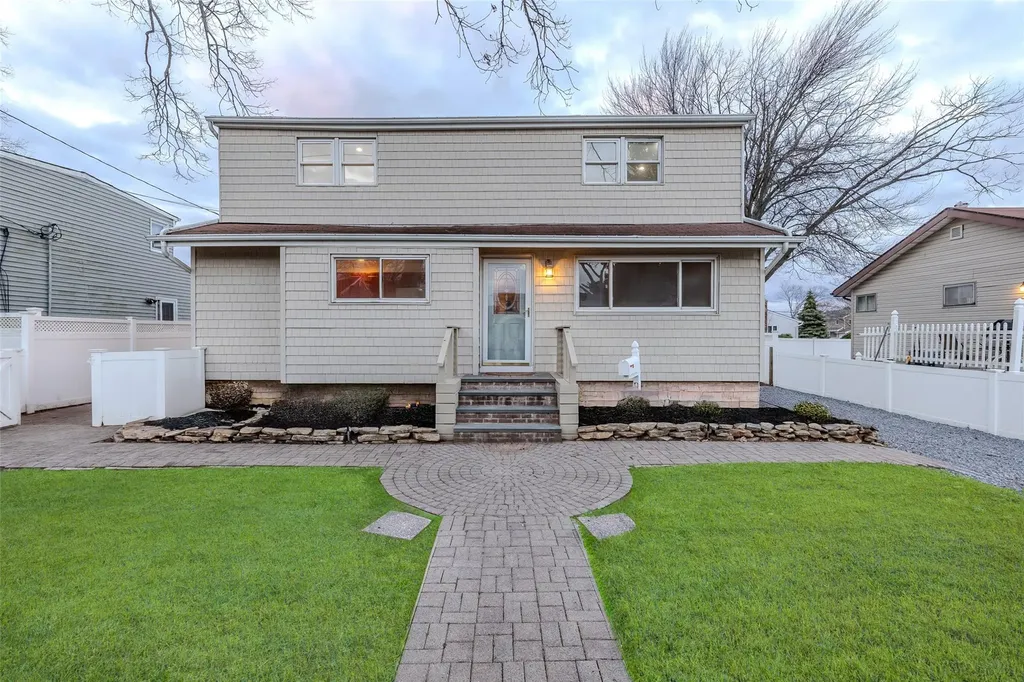 311 Neptune Avenue West Babylon NY 11704