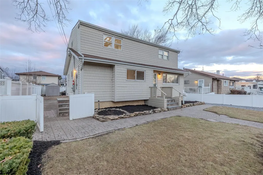311 Neptune Avenue West Babylon NY 11704