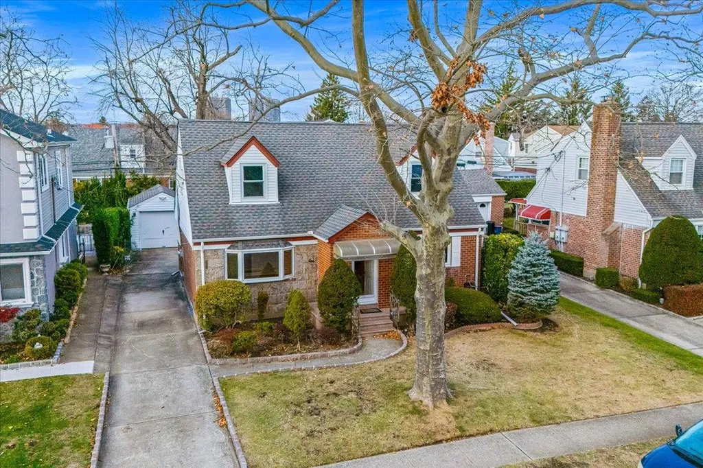 46 Leslie Lane New Hyde Park NY 11040