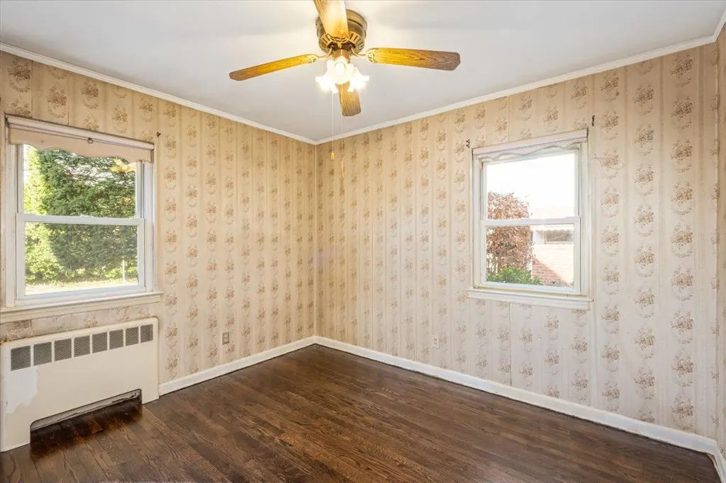 46 Leslie Lane New Hyde Park NY 11040
