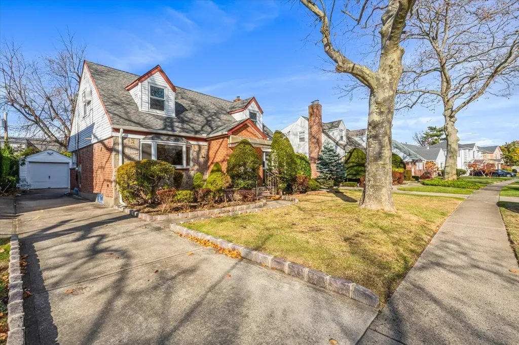 46 Leslie Lane New Hyde Park NY 11040