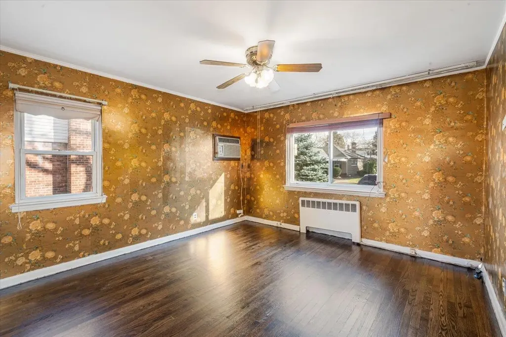 46 Leslie Lane New Hyde Park NY 11040