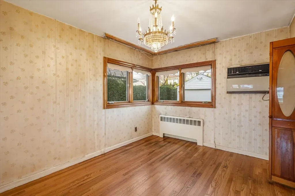 46 Leslie Lane New Hyde Park NY 11040