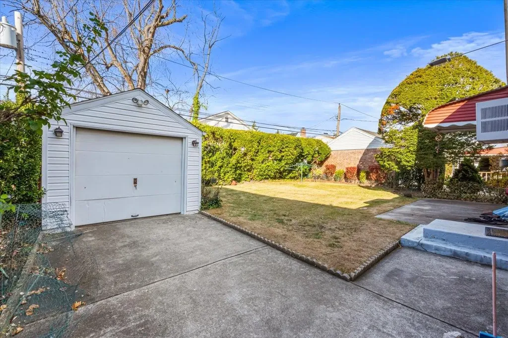 46 Leslie Lane New Hyde Park NY 11040