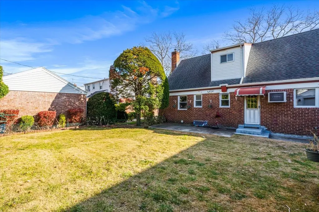 46 Leslie Lane New Hyde Park NY 11040