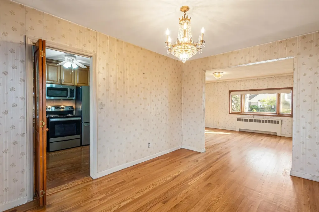 46 Leslie Lane New Hyde Park NY 11040