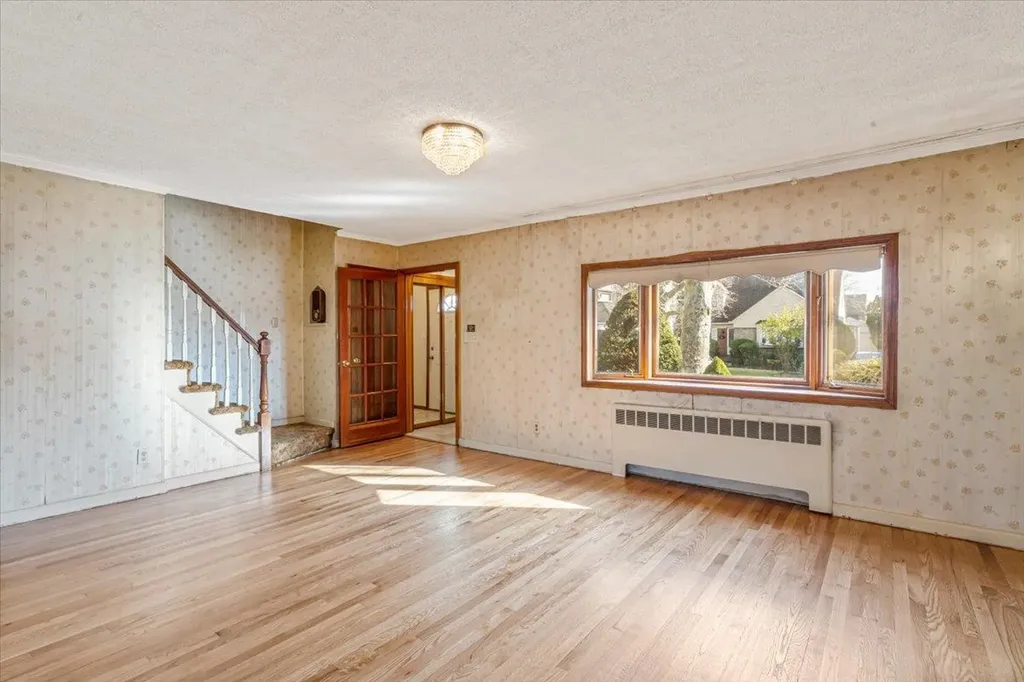 46 Leslie Lane New Hyde Park NY 11040