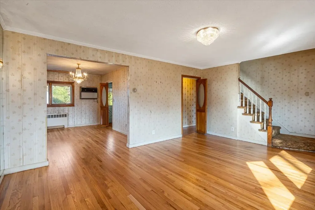 46 Leslie Lane New Hyde Park NY 11040