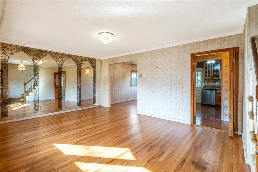 46 Leslie Lane New Hyde Park NY 11040