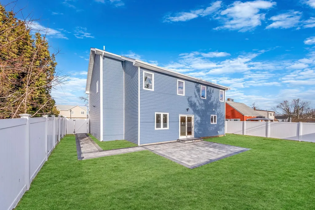 72 Crescent Lane Levittown NY 11756
