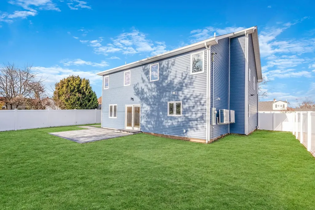 72 Crescent Lane Levittown NY 11756