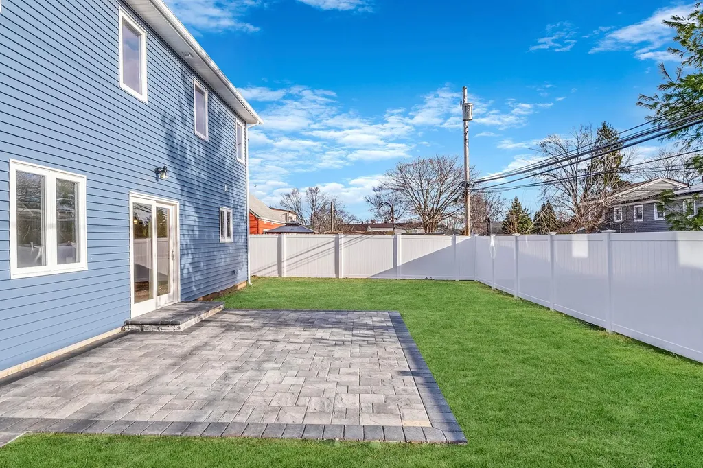 72 Crescent Lane Levittown NY 11756