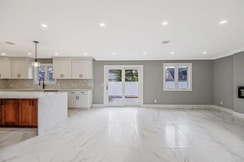 72 Crescent Lane Levittown NY 11756