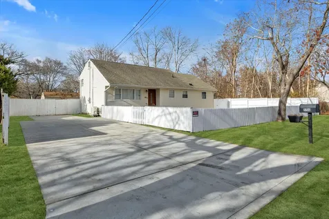 556 Macdonald Avenue Bellport NY 11713