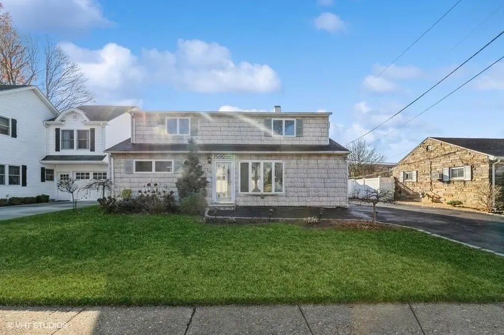 10 Reading Lane Bethpage NY 11714