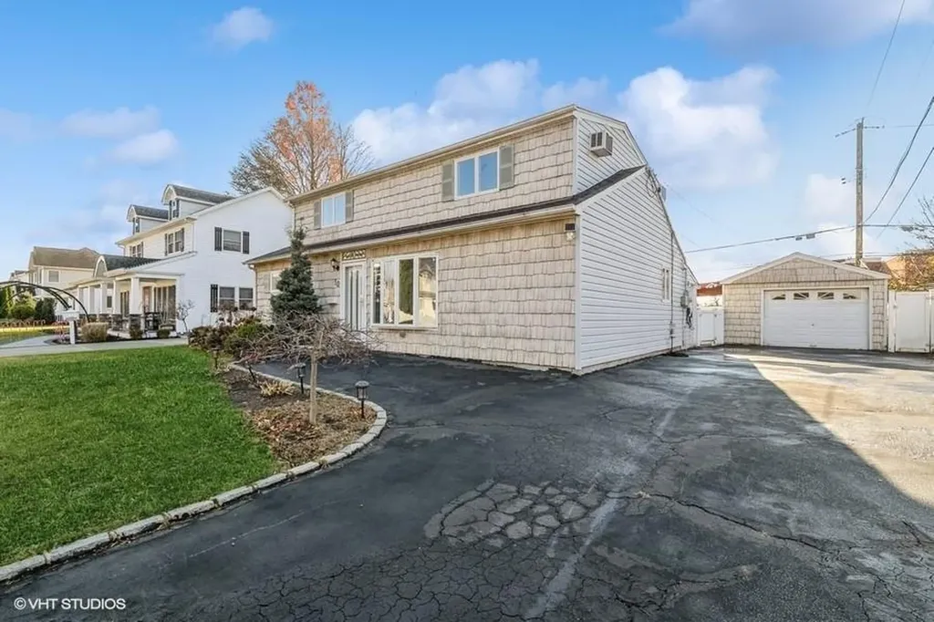 10 Reading Lane Bethpage NY 11714