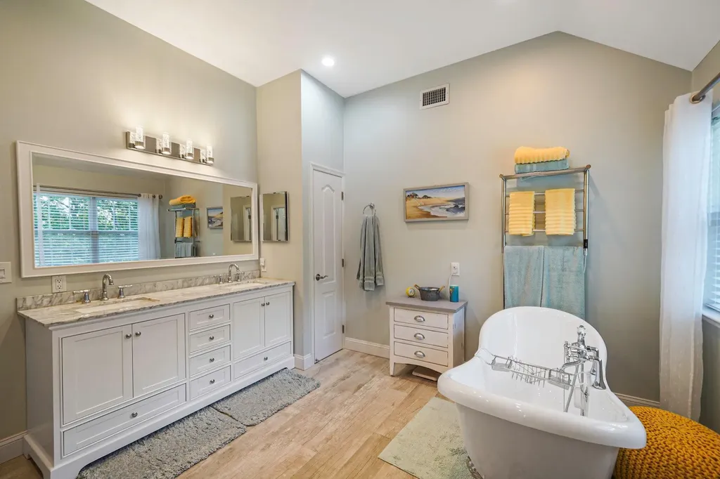 40 Independence Way Miller Place NY 11764