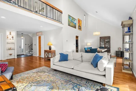 16 Skyview Lane New Rochelle NY 10804