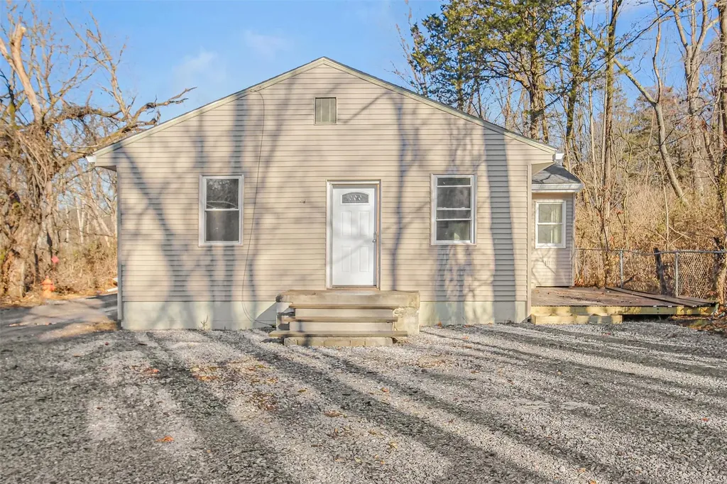 18 Magurno Lane Poughkeepsie NY 12603