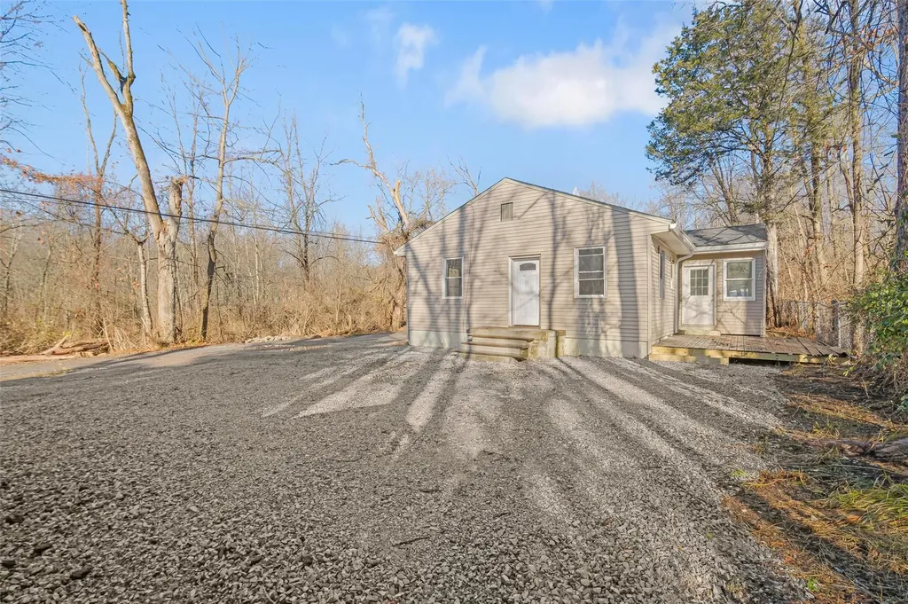 18 Magurno Lane Poughkeepsie NY 12603