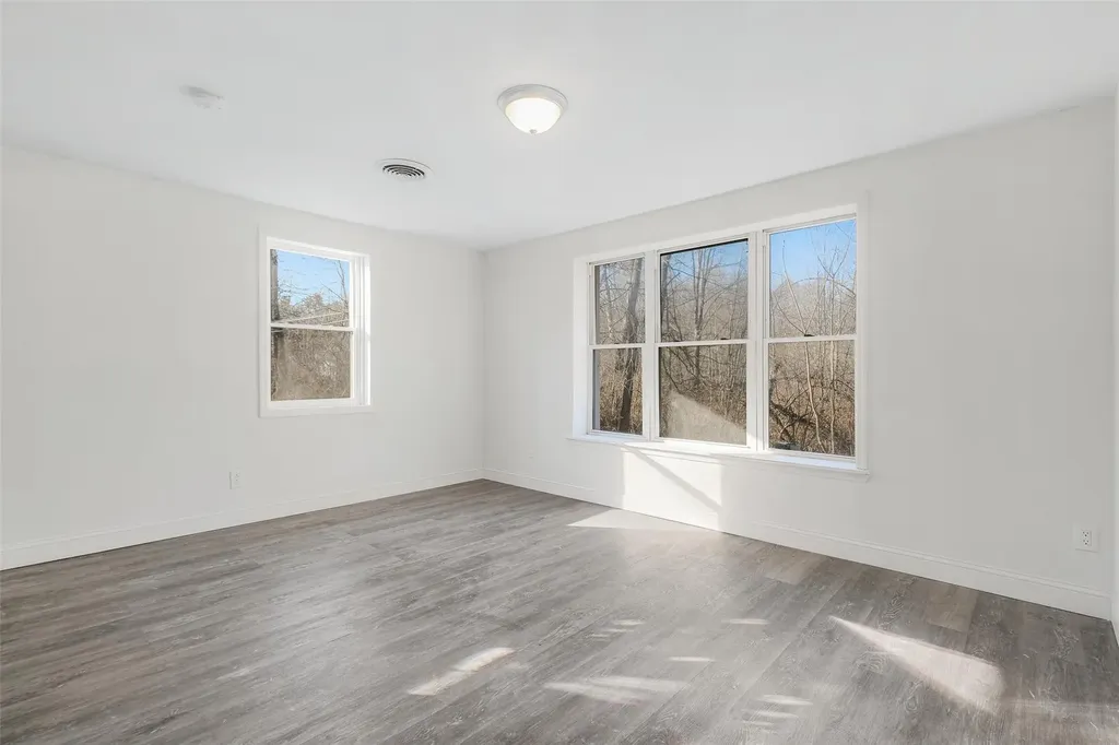 18 Magurno Lane Poughkeepsie NY 12603