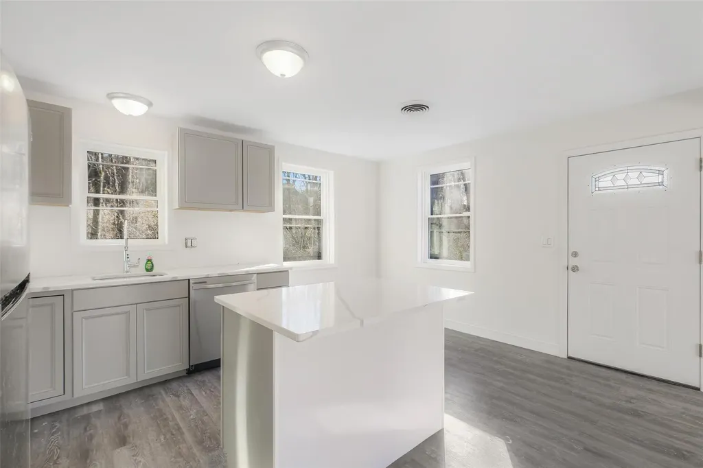 18 Magurno Lane Poughkeepsie NY 12603