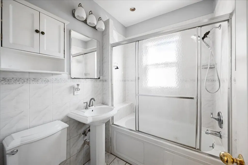 1076/1074 Rhinelander Avenue Bronx NY 10461